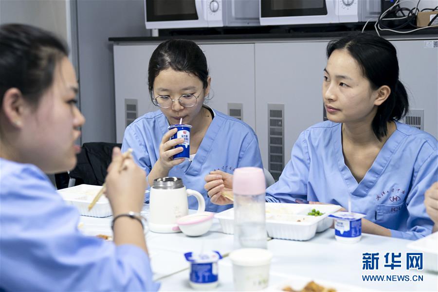 （新型肺炎疫情防控）（2）武汉：医护人员的年夜饭
