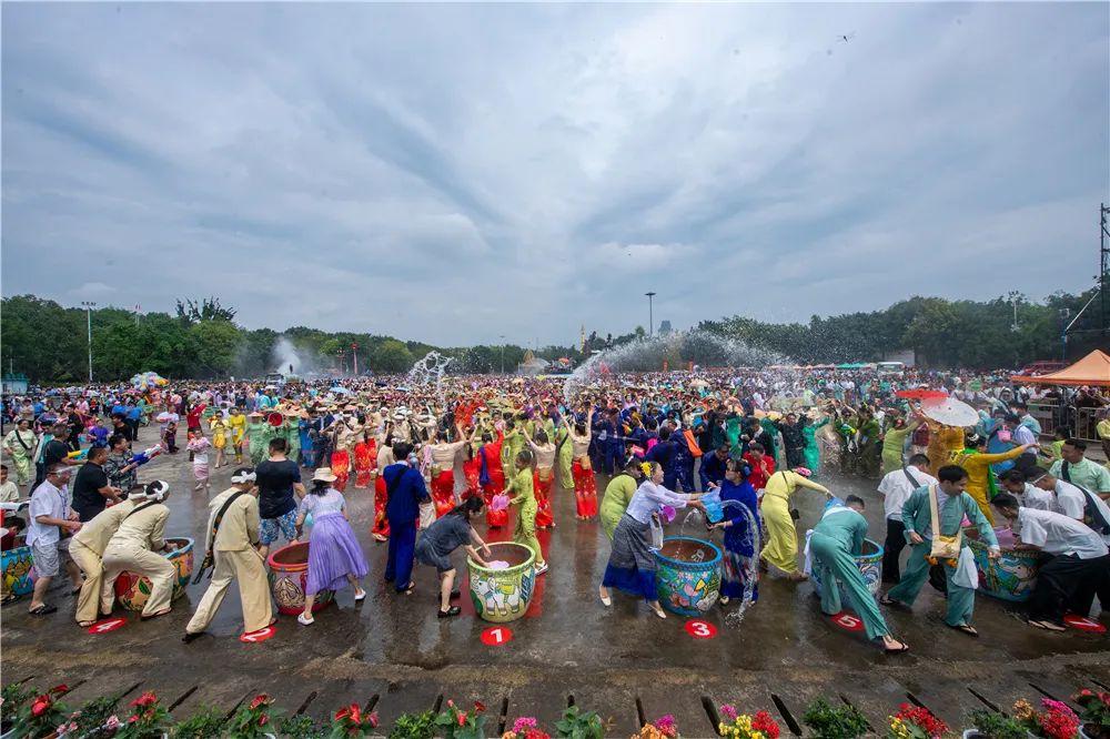潑得越多,祝福越深!——有一種叫雲南的生活之365天 潑得越多,祝福越深!——有一種叫雲南的生活之365天