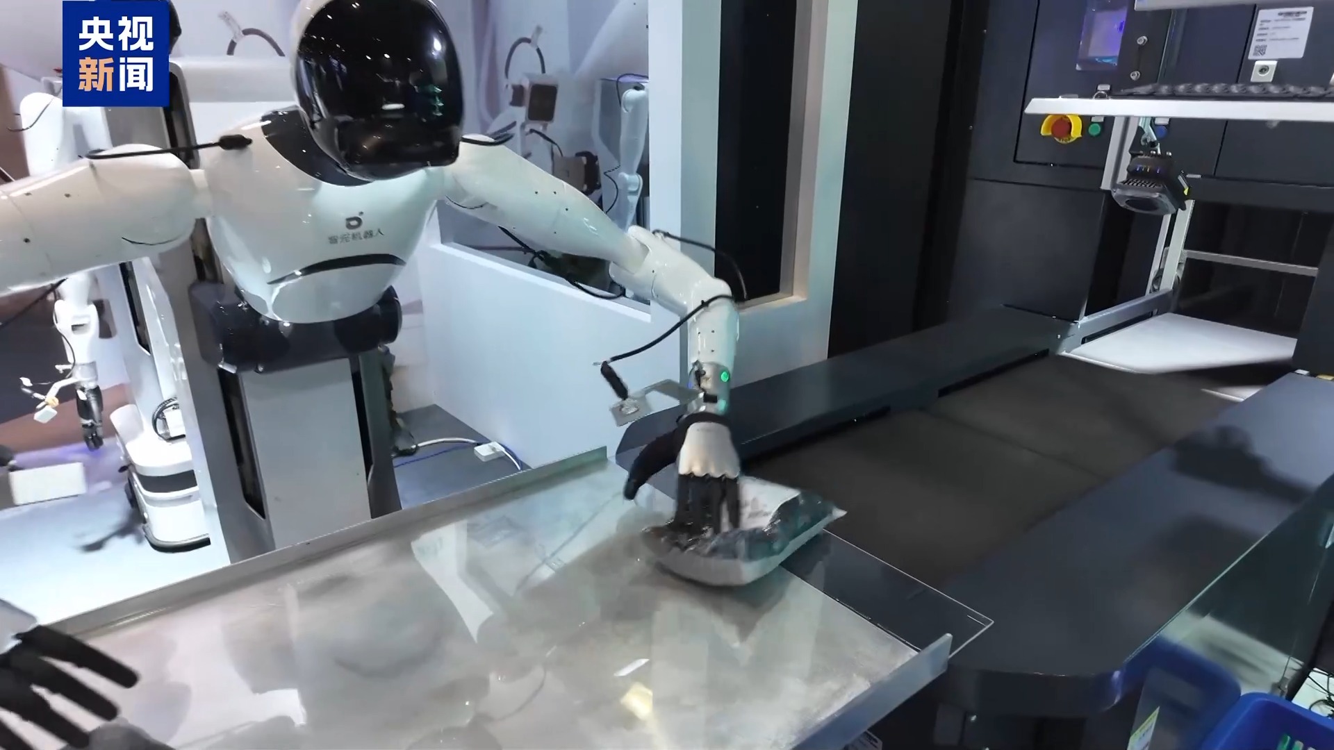 擁抱+遞可樂！“具身智慧大腦”讓機器人更懂生活