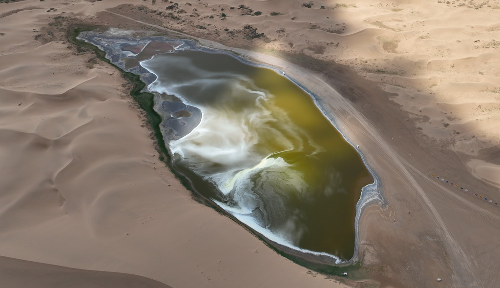 沙海之中漾碧波——探秘世界遺産巴丹吉林沙漠—沙山湖泊群