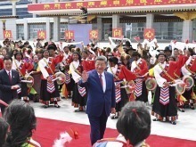 習近平在出席西藏自治區成立60週年慶祝活動後返回北京