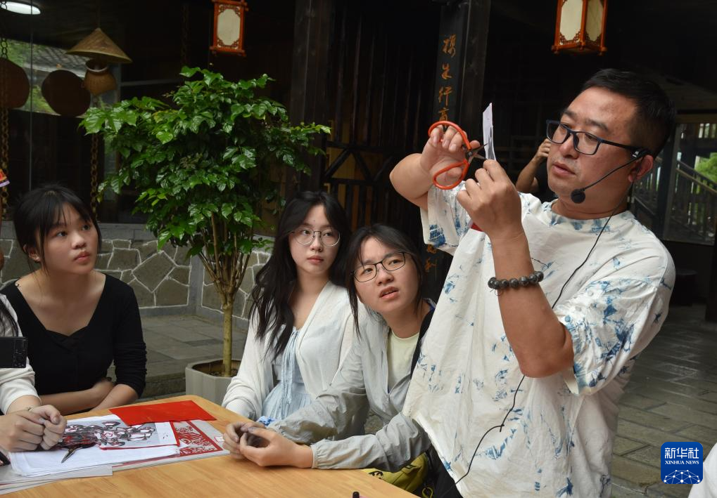“古老卻有生命力”——香港青少年在黔體驗非遺技藝感受中華文化魅力