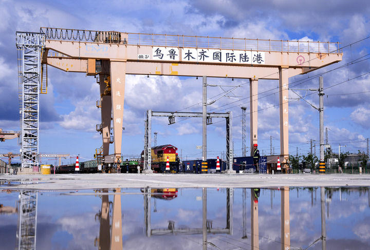 雪蓮綻放新時代 團結奮鬥譜新篇——以習近平同志為核心的黨中央情係天山兒女引領新疆發展紀實