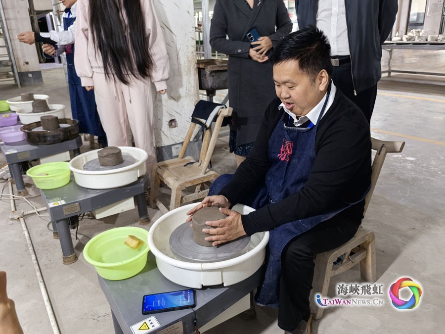 執著追求天青色的夢想——“中國式現代化發展看河南”兩岸媒體聯合採訪團走近汝瓷_fororder_圖7