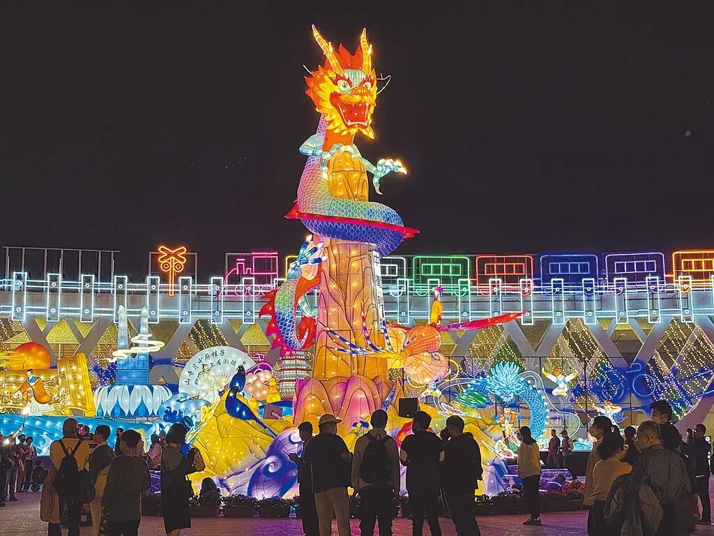 買年貨、遊園、賞燈……台灣街頭年味正濃！
