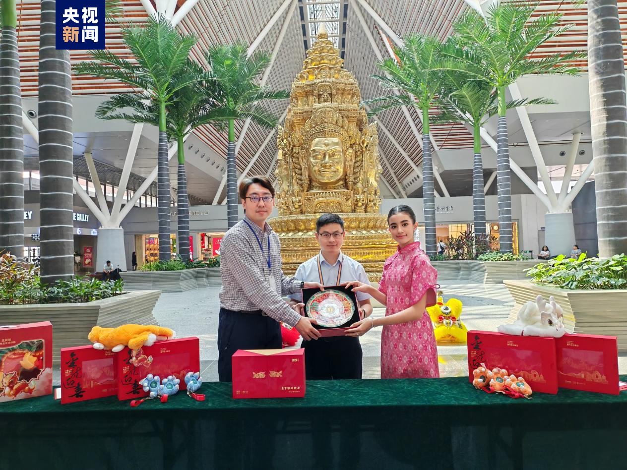 中央廣播電視總臺龍年春晚宣傳片亮相暹粒吳哥國際機場
