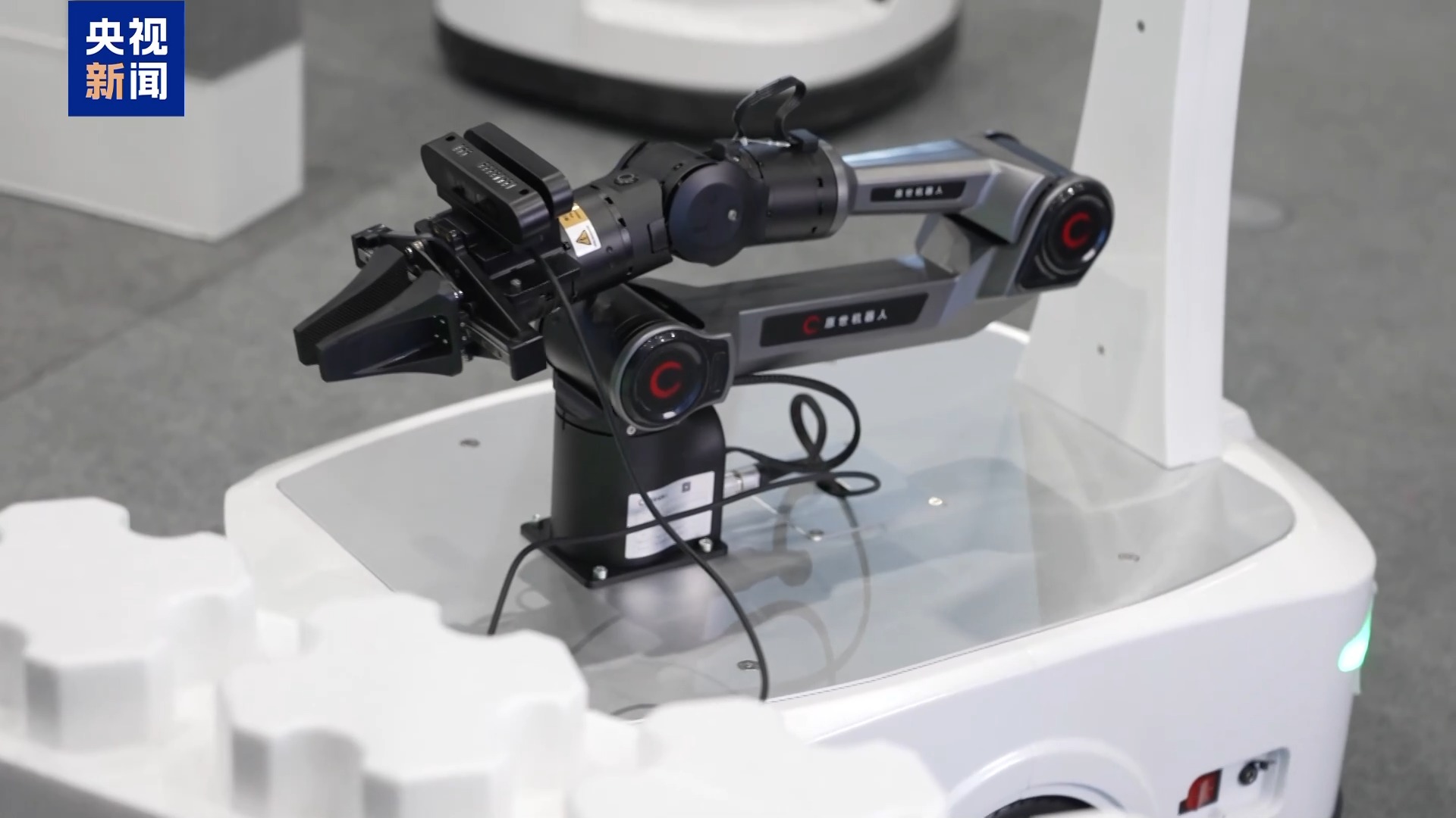 全國技能大賽炫“科技范兒” 機器人“管家”現場上崗