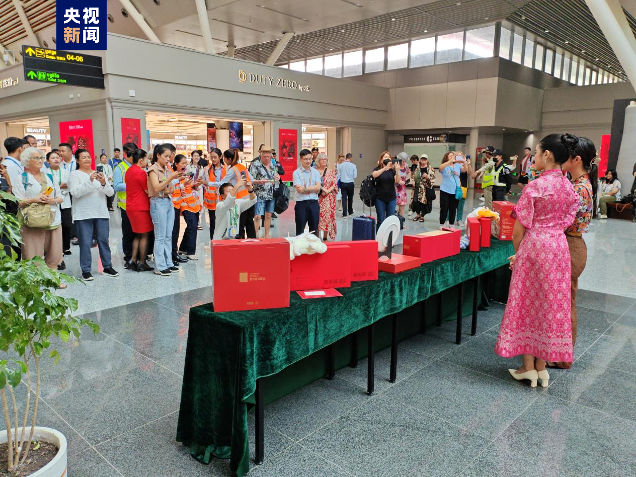 中央廣播電視總臺龍年春晚宣傳片亮相暹粒吳哥國際機場
