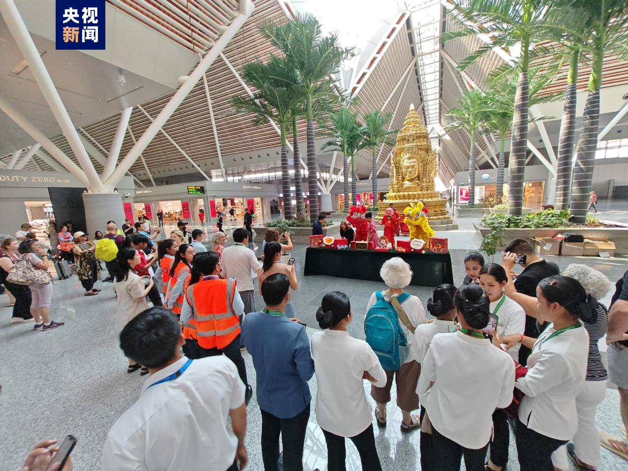 中央廣播電視總臺龍年春晚宣傳片亮相暹粒吳哥國際機場