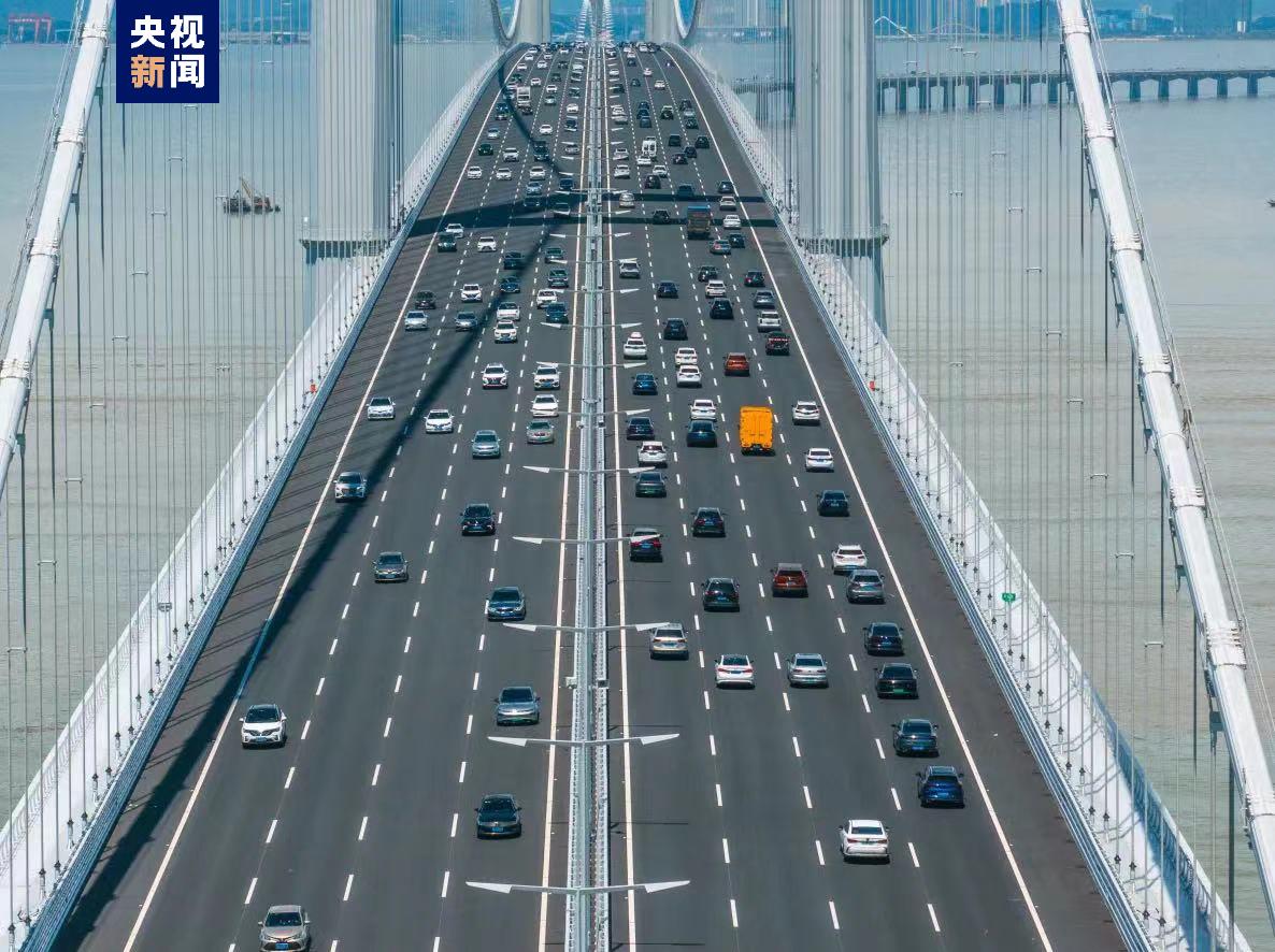 “灣區新頂流”！深中通道開通首月車流量破300萬車次