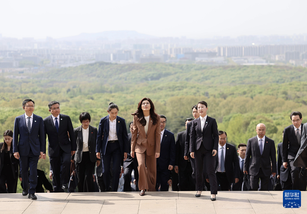 鄭麗文率中國國民黨訪問團拜謁中山陵