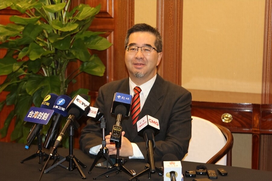 馬英九基金會率團訪比亞迪展示館，臺生對大陸新能源汽車發展很震撼