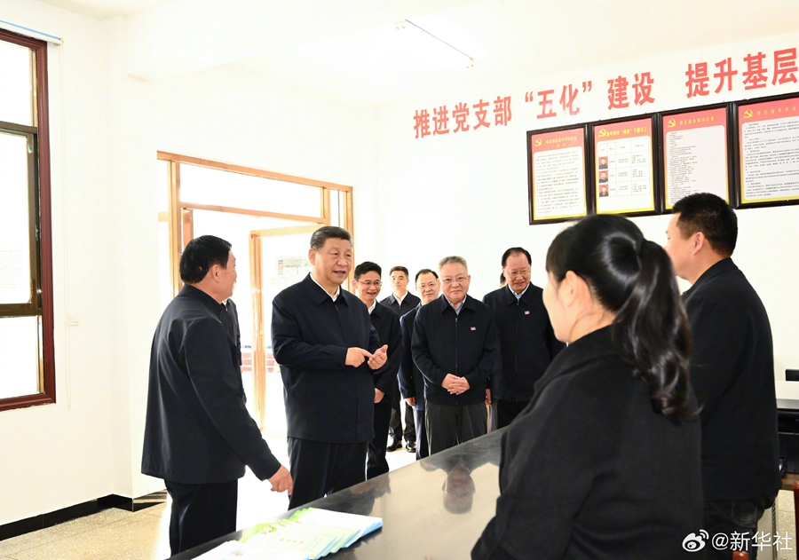 習近平在湖南考察農村基層減負情況