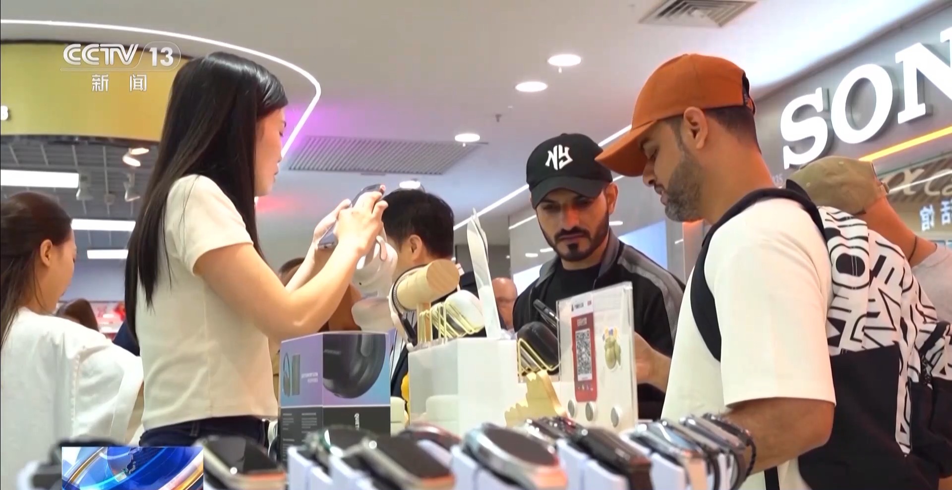 “中國遊”帶火“中國購” “即買即退”讓外國遊客購物更絲滑