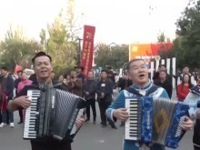 喝奶茶 品美食 感受幸福的味道！多民族在六星街共享幸福家園