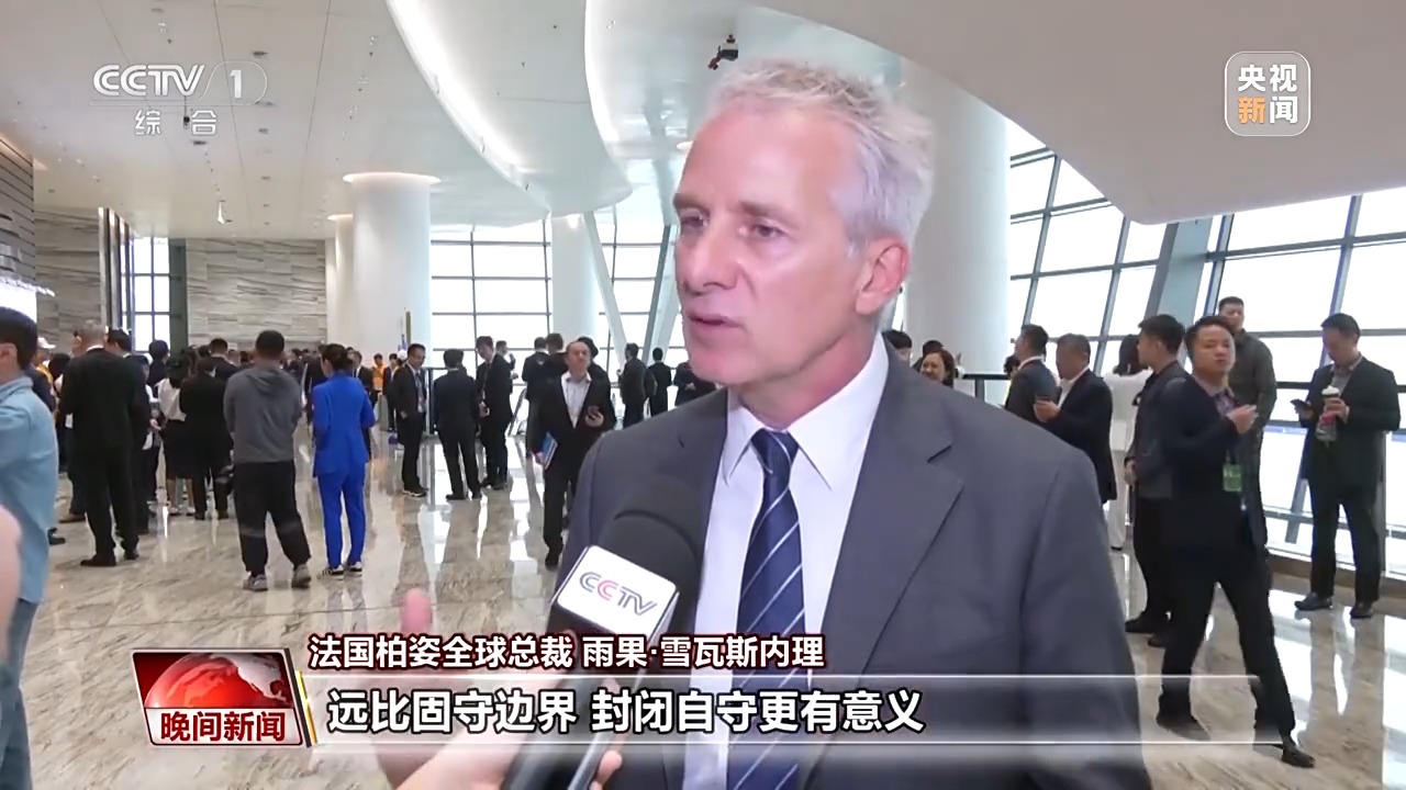 炒菜機器人、賣萌機器狗 這屆消博會有點意思! 炒菜機器人、賣萌機器狗 這屆消博會有點意思!