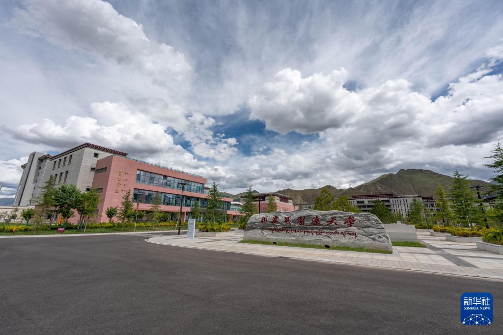 第一個機場、第一所大學……一組照片見證新西藏變遷 第一個機場、第一所大學……一組照片見證新西藏變遷