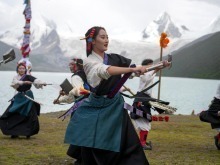 “達布阿諧”舞動薩普雪山