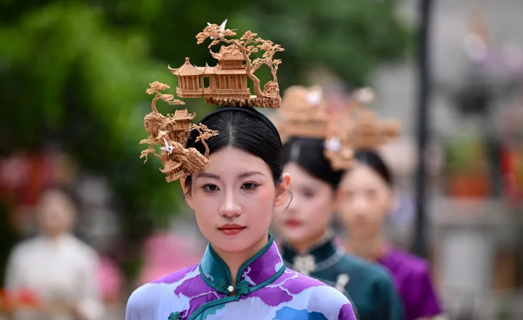 琉璃鳳冠成藝術展“頂流” 這屆年輕人的潮流有點酷→