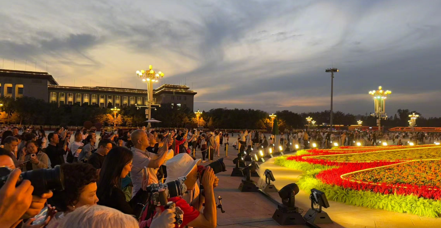 天安門廣場大花籃亮燈 觀花人如潮 天安門廣場大花籃亮燈 觀花人如潮