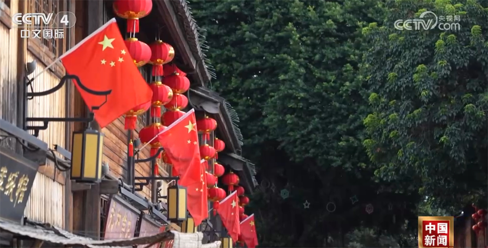 最是一抹“中國紅”！街頭巷尾裝扮一新 處處洋溢著節日喜慶氣氛