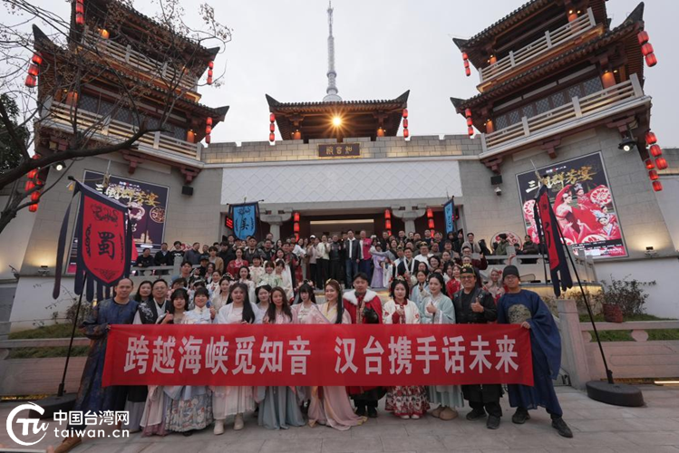 穿上漢服哭了，台灣女孩找到了爺爺説的“根”