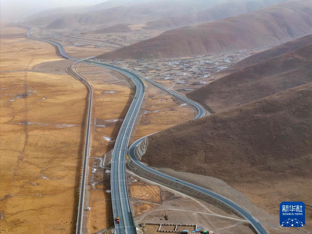 第一個機場、第一所大學……一組照片見證新西藏變遷 第一個機場、第一所大學……一組照片見證新西藏變遷