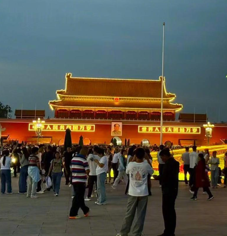 天安門廣場大花籃亮燈 觀花人如潮 天安門廣場大花籃亮燈 觀花人如潮