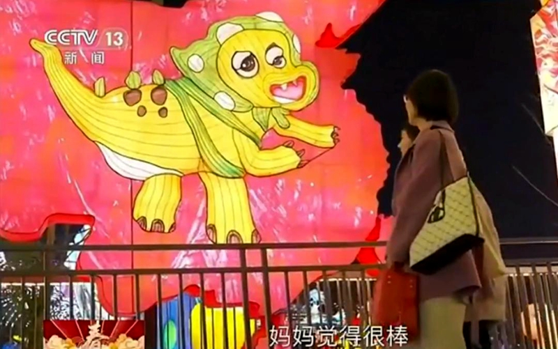 台灣“小當歸”在自貢花燈裏寄寓“回家”夢