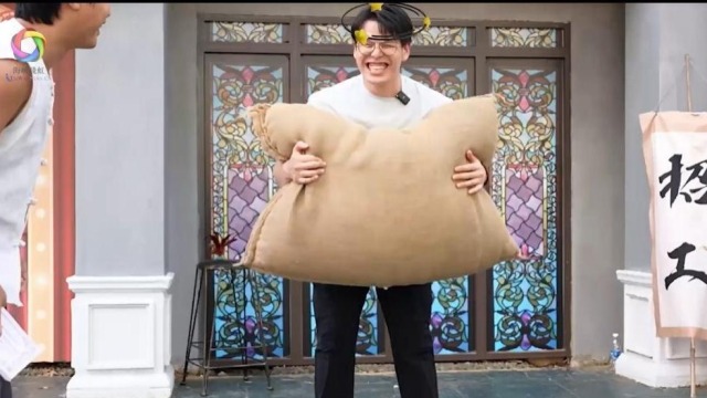 台灣自媒體博主體驗碼頭工人的硬核日常 “酸爽”的扛麻袋任務等你來挑戰_fororder_截圖錄屏_選擇區域_20260114172343