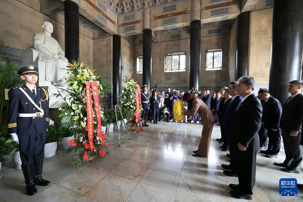 鄭麗文率中國國民黨訪問團拜謁中山陵