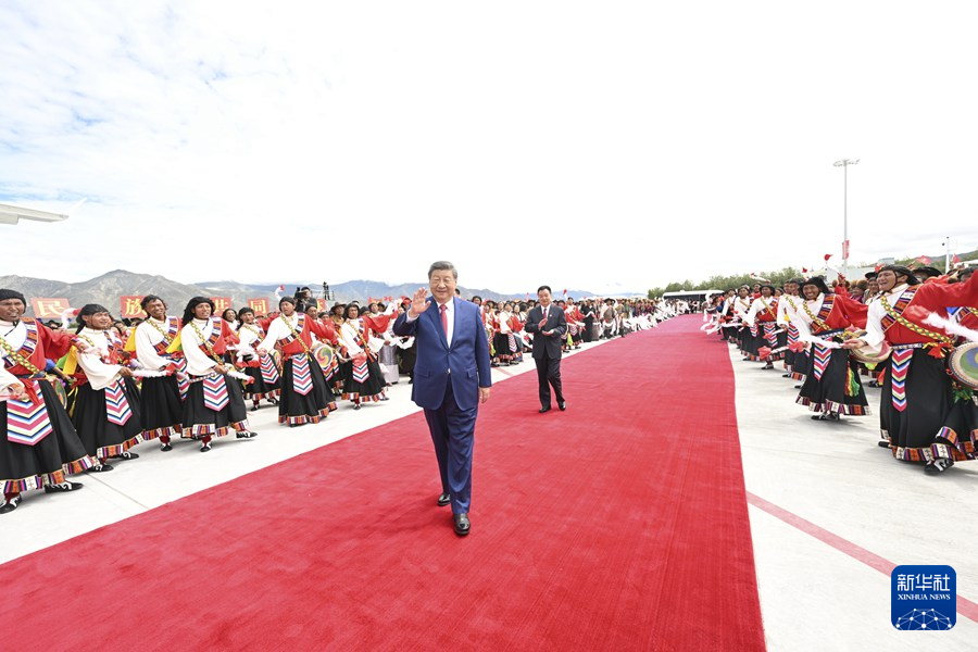 習近平在出席西藏自治區成立60週年慶祝活動後返回北京