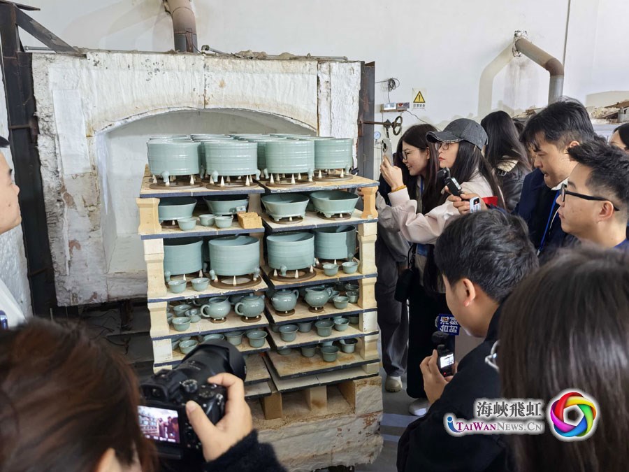 執著追求天青色的夢想——“中國式現代化發展看河南”兩岸媒體聯合採訪團走近汝瓷_fororder_圖4