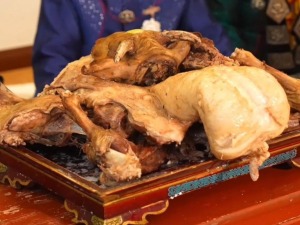 儀式感滿滿！台灣網紅體驗羊背子宴，這美味誰能抗拒？