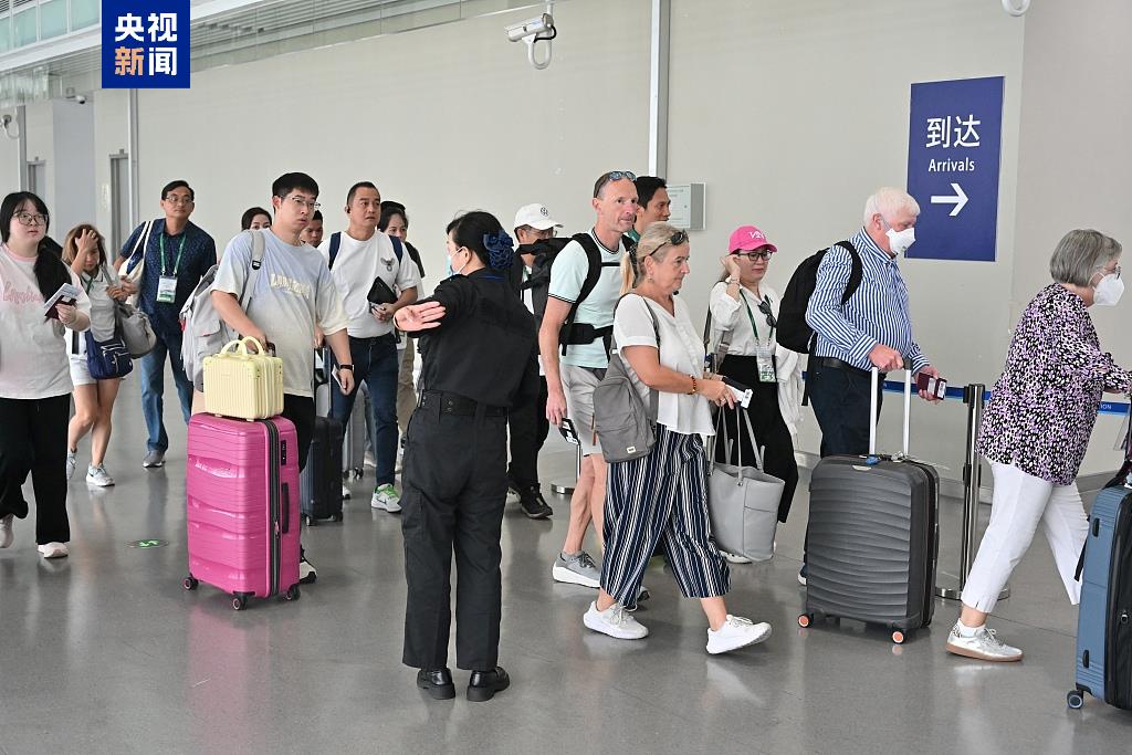 240小時過境免簽一年 上海口岸7.2萬人次外籍旅客獲便利 240小時過境免簽一年 上海口岸7.2萬人次外籍旅客獲便利