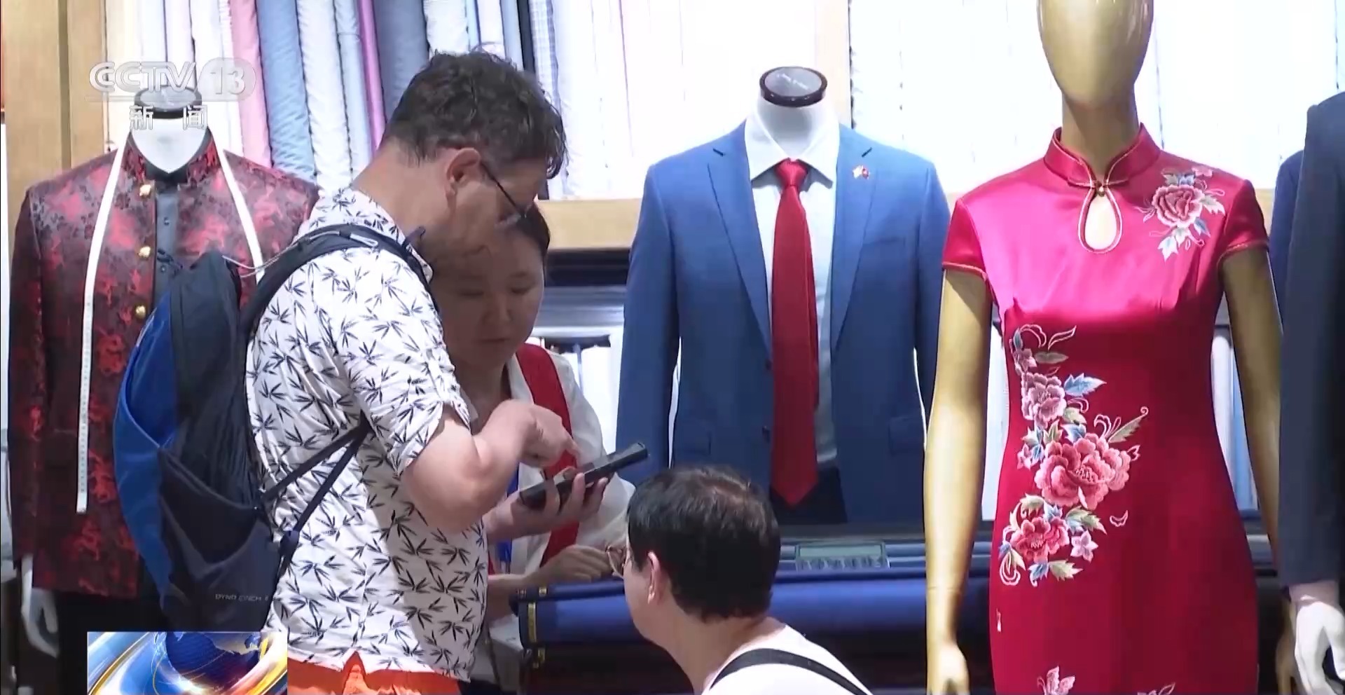 “中國遊”帶火“中國購” “即買即退”讓外國遊客購物更絲滑