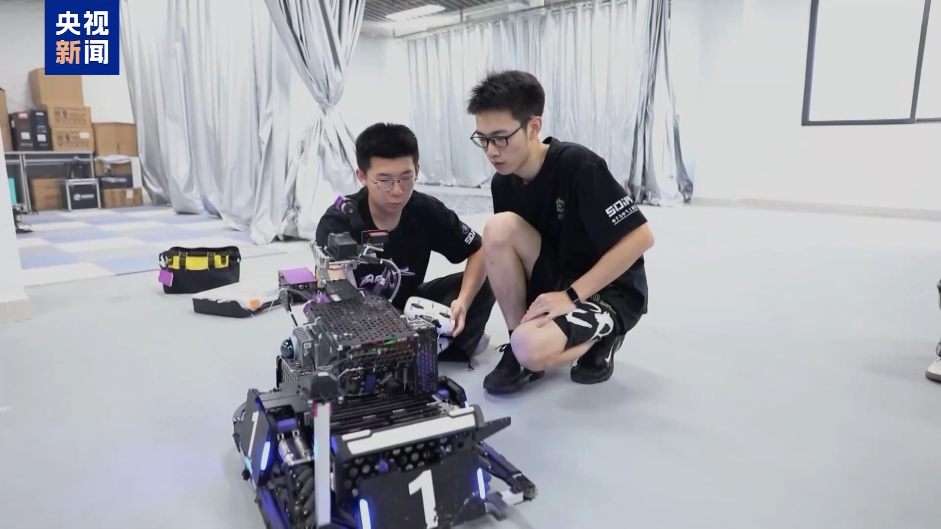 打爆米花、做咖啡、導購……人形機器人在深圳“上崗”了