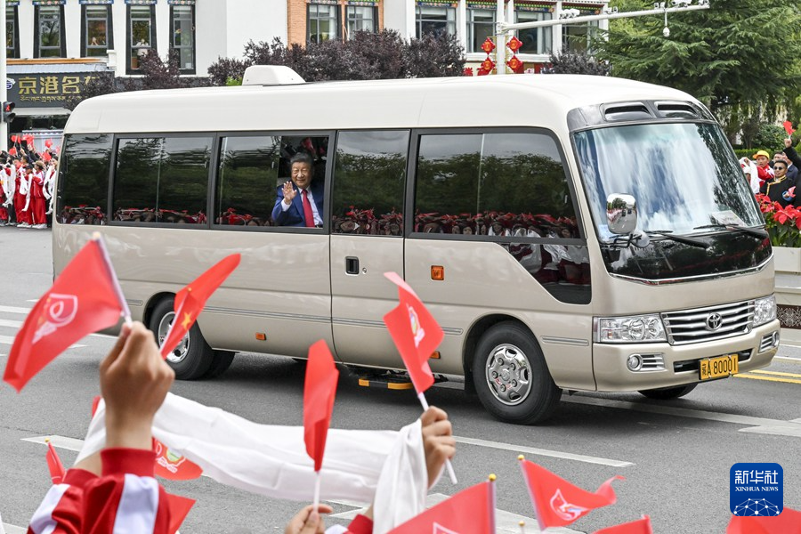 習近平在出席西藏自治區成立60週年慶祝活動後返回北京