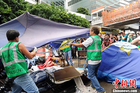 香港特區政府清理立法會外非法“佔中”後遺留物品 香港特區政府清理立法會外非法“佔中”後遺留物品