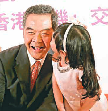 梁振英與年輕人玩自拍 獲小妹妹“親親” 梁振英與年輕人玩自拍 獲小妹妹“親親”