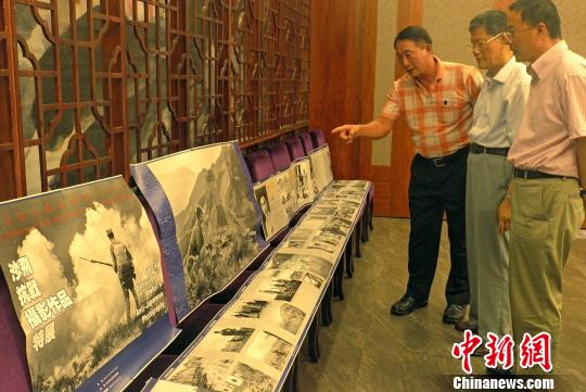 沙飛抗戰攝影作品首次“登臺” 紀念抗戰勝利70週年 沙飛抗戰攝影作品首次“登臺” 紀念抗戰勝利70週年