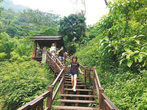 消暑好去處 台灣屏東涼山瀑布蝴蝶帶路 消暑好去處 台灣屏東涼山瀑布蝴蝶帶路