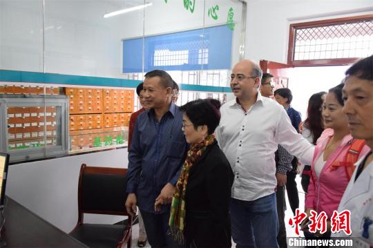 澳門愛心人士捐26萬元在鄂建三個衛生室 現投入使用 澳門愛心人士捐26萬元在鄂建三個衛生室 現投入使用