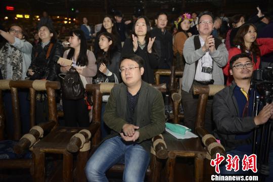 東盟六國記者聚焦鳳凰古城 "點讚"實景演出《邊城》 東盟六國記者聚焦鳳凰古城 "點讚"實景演出《邊城》