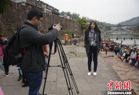 東盟六國記者聚焦鳳凰古城 "點讚"實景演出《邊城》 東盟六國記者聚焦鳳凰古城 "點讚"實景演出《邊城》