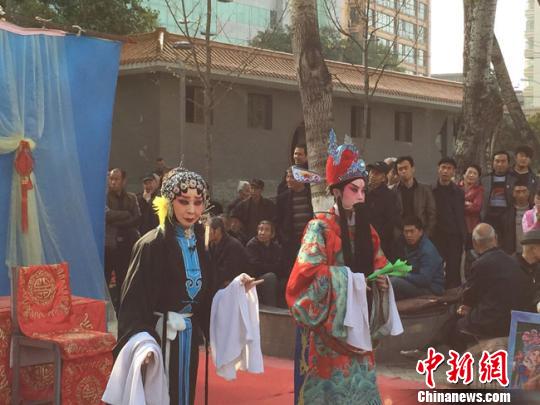 蘭州居民黃河邊“搭戲臺” “地攤”秦腔惹人流連 蘭州居民黃河邊“搭戲臺” “地攤”秦腔惹人流連