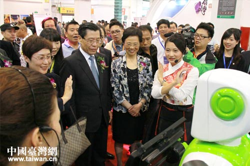 浙江省副省長梁黎明、台灣貿易中心董事長梁國新參觀在科技應用體驗館參觀