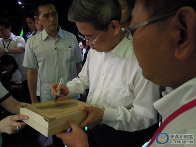 嘗地道台灣鳳梨酥張志軍用閩南話表達好吃（圖）