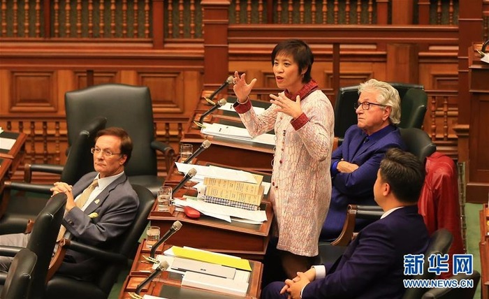 10月26日，在加拿大多倫多，安大略省議會議員黃素梅（左二）在辯論中發言。（新華社 鄒崢攝）