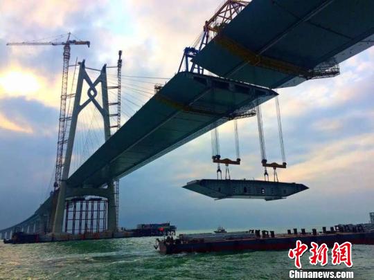 港珠澳大橋主橋最大跨徑青州航道橋順利合龍